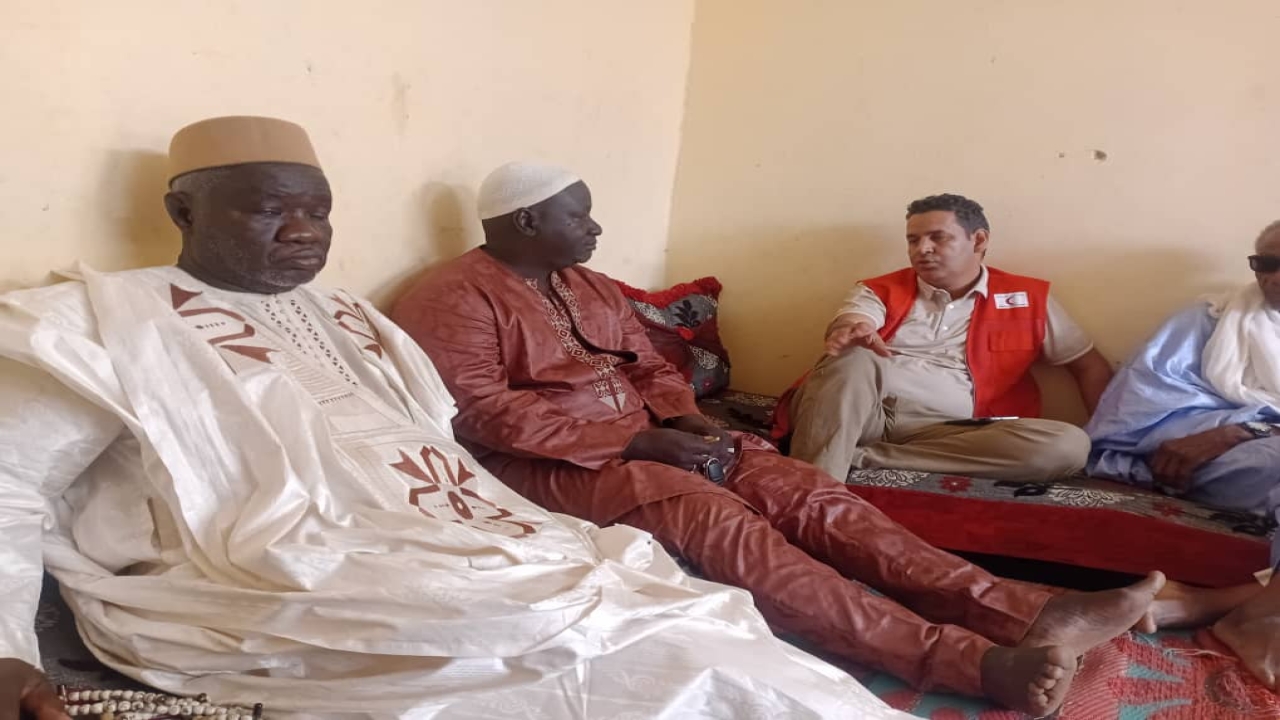 Mission du Croissant Rouge Mauritanien, présidée par Monsieur Ahmed Ould Mougueuya chargé de la gestion des catastrophes, reçue par Monsieur Mahmoud Adama Diop, Chef du village de Keur Mour.