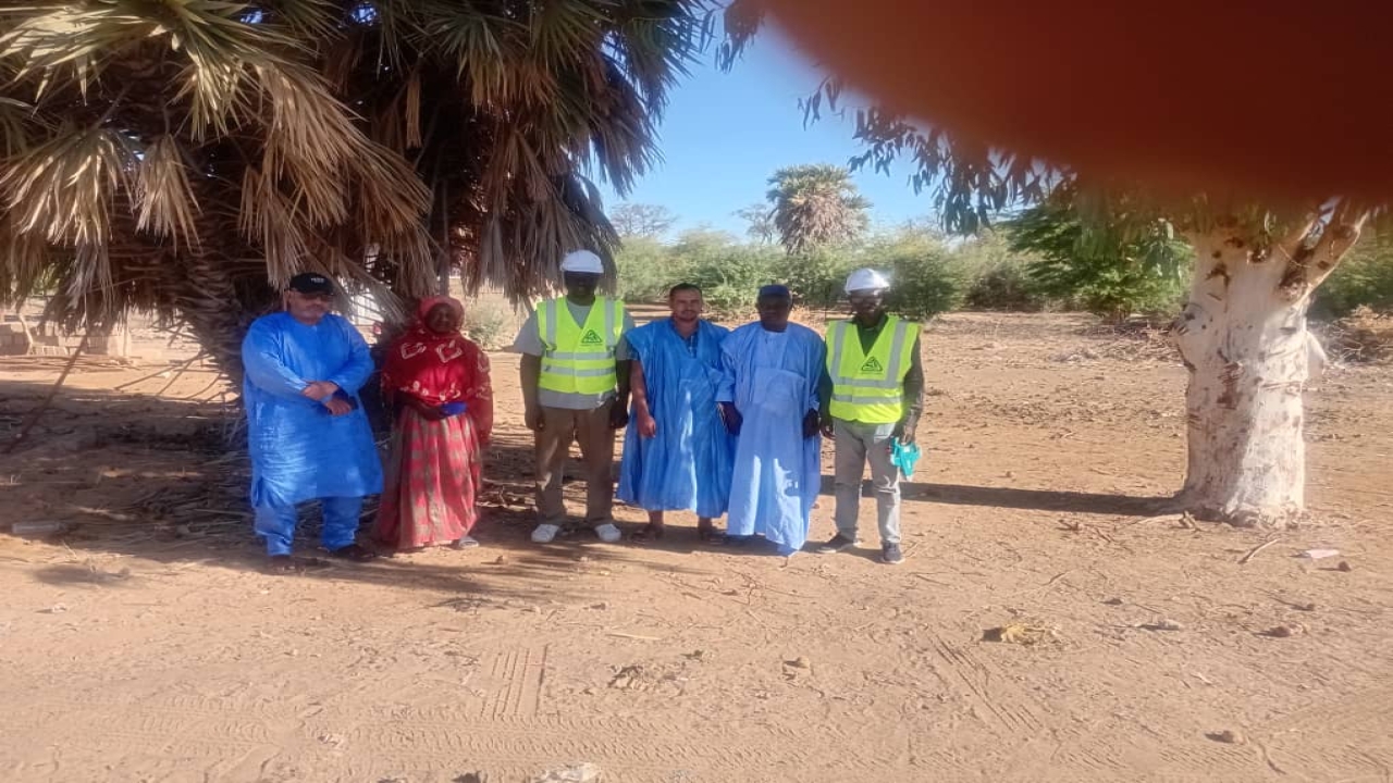 Mission du Projet PATAM procédant au levé des espaces concédés aux coopératives féminines du village de Keur Mour pour l'installation de marché de légumes, boutiques et une plateforme
